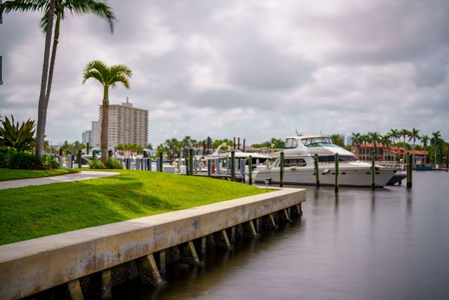 Seawalls in Cape Coral, Florida_preview_2