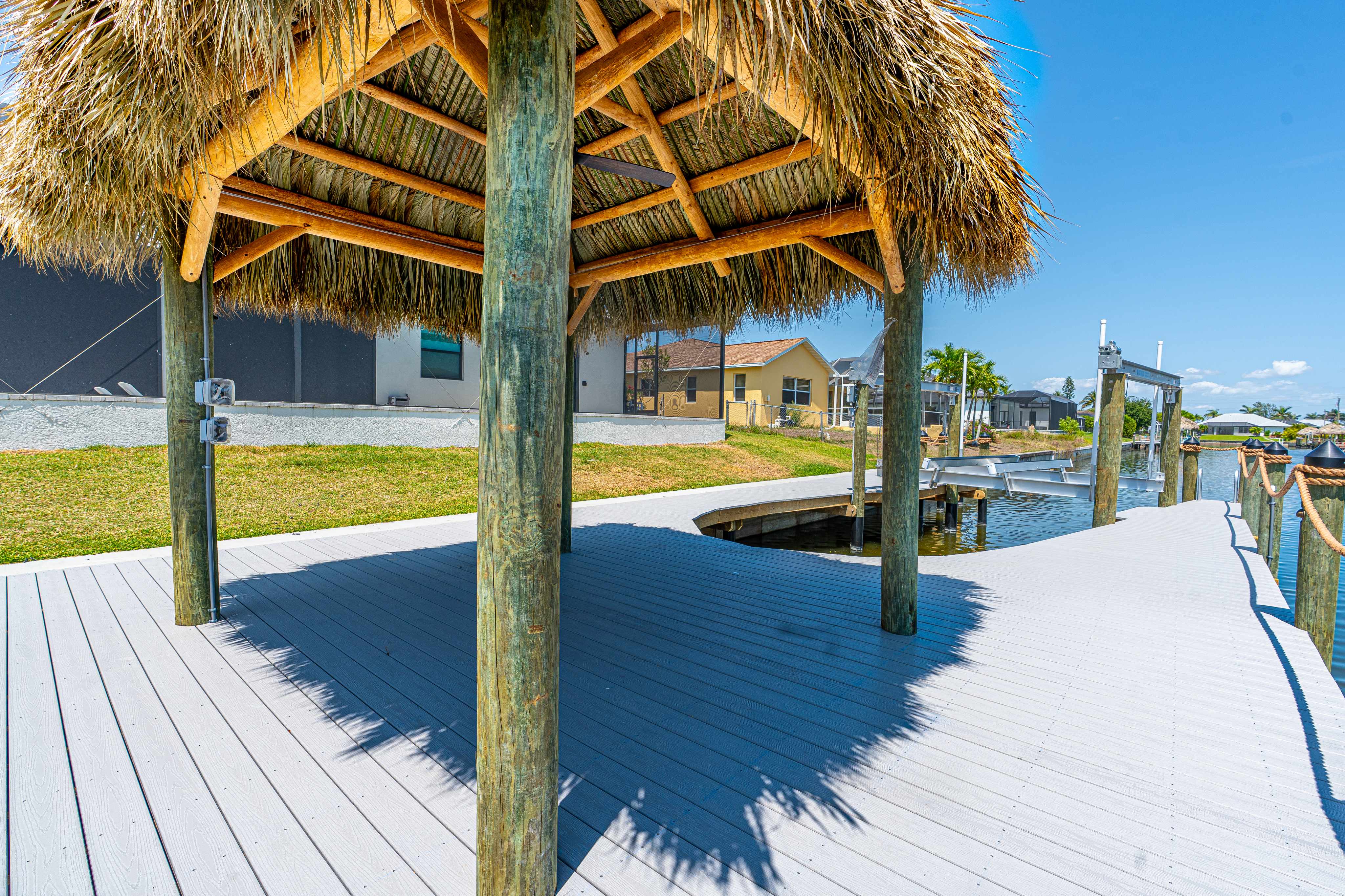 Tiki Huts in Cape Coral, Florida_preview_3